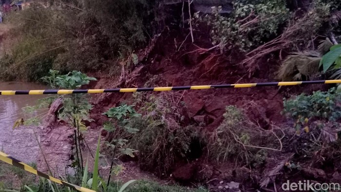 Tebing longsor menutup saluran irigasi di Desa Tapen, Banjarnegara, Selasa (17/10/2023)