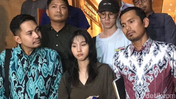 Virgoun dan Tenri Anisa usai menjalani konfrontir terkait laporan dugaan perzinaan yang dibuat Inara Rusli.