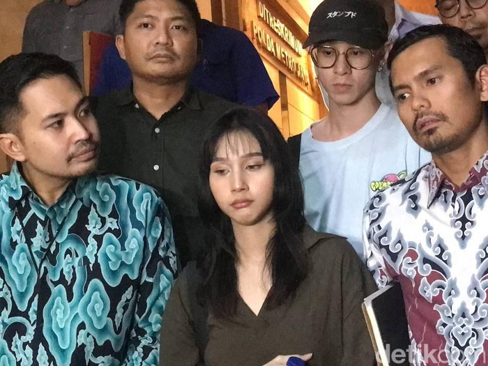 Virgoun dan Tenri Anisa usai menjalani konfrontir terkait laporan dugaan perzinaan yang dibuat Inara Rusli.