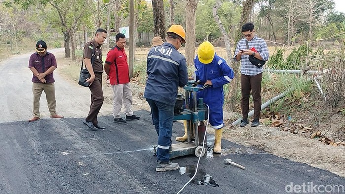 Tim Pidsus Kejari Bojonegoro saat mengecek proyek jalan BKKD
