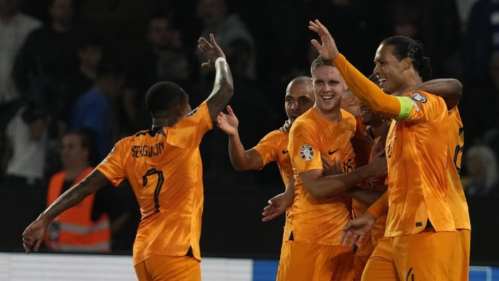 Netherlands Virgil van Dijk, right, celebrates with teammates after the Euro 2024 group B qualifying soccer match between Greece and The Netherlands at the OPAP Arena in Athens, Greece, Monday, Oct. 16, 2023. The Netherlands won 1-0. (AP Photo/Thanassis Stavrakis)