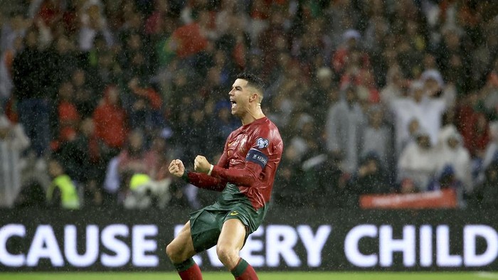 Portugals Cristiano Ronaldo celebrates after scoring his sides third goal during the Euro 2024 group J qualifying soccer match between Portugal and Slovakia at the Dragao stadium in Porto, Portugal, Friday, Oct. 13, 2023. (AP Photo/Luis Vieira)