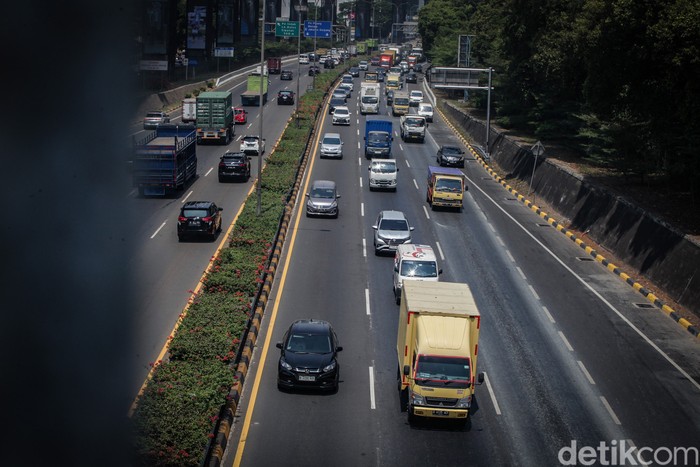 Tol JORR layang Cikunir-Ulujami siap dibangun sebagai jalur alternatif ke Bandara Soekarno-Hatta (Soetta). Proyek ini bernilai investasi Rp 21,6 triliun.