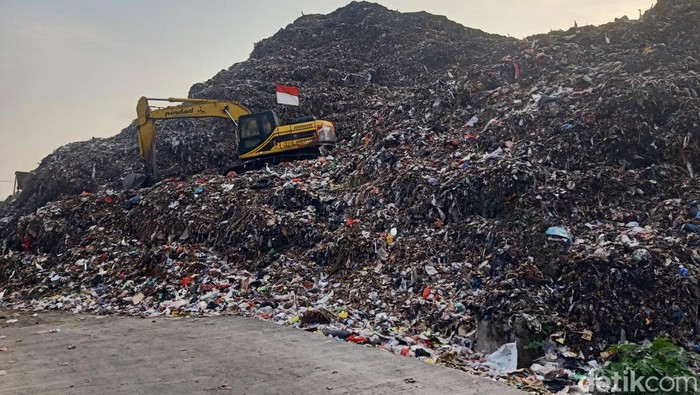 Tinggi gunung sampah yang ada di TPA Peh, Desa Kaliakah, Kecamatan Negara, Kabupaten Jembrana yang diperkirakan mencapai 35 meter, Selasa (17/10/2023). (I Putu Adi Budiastrawan/detikBali).