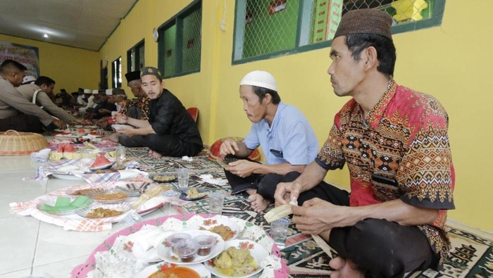 Tradisi Nganggung di Pulau Bangka.