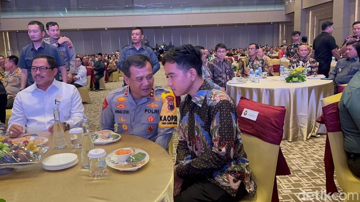 Wali Kota Solo Gibran Rakabuming Raka menghadiri Dialog Kebangsaan Sukses Pemilu 2024 Menuju Indonesia Maju di Solo, Selasa (17/10/2023).