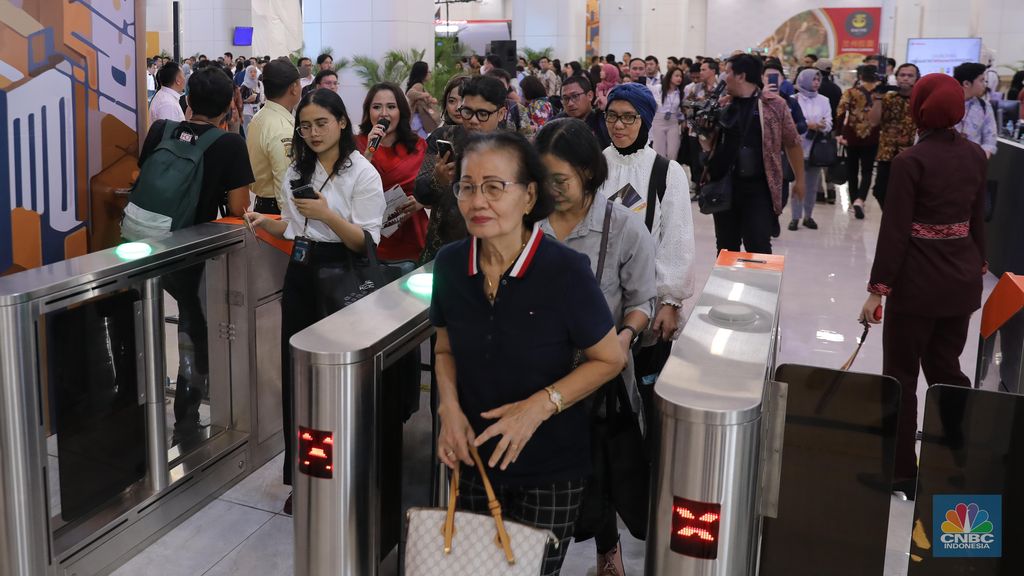 Warga berada di dalam rangkaian Kereta Cepat Whoosh di Stasiun Kereta Cepat Jakarta-Bandung Whoosh Halim, Jakarta (17/10/2023). (CNBC Indonesia/Faisal Rahman)