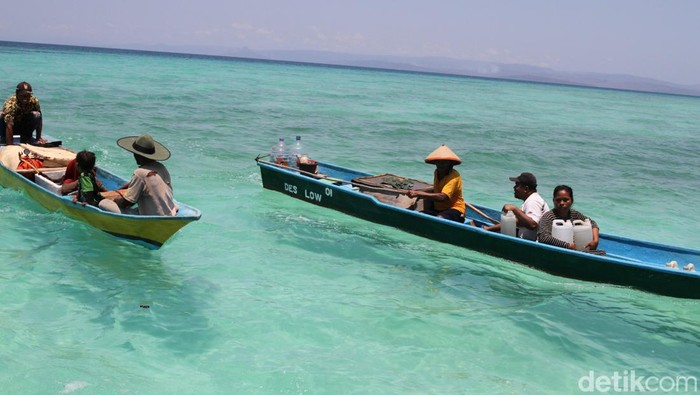 Warga Buton Tengah seberangi Lautan Muna demi air bersih.