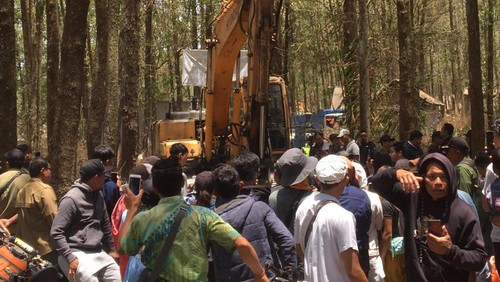 Warga mengadang alat berat milik PT TPB yang hendak membangun taman hiburan di TWA Gunung Batur Bukit Payang, Kecamatan Kintamani, Kabupaten Bangli. (Dok. LBH Bali)