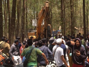 Puluhan Warga Adang Alat Berat Tolak Proyek Taman Hiburan di Gunung Batur