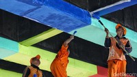 Pekerjaan ini dilakukan sejumlah pasukan oranye.