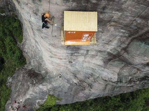 Warung di sisi tebing/via Oddity Central