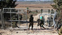 Lontaran ribuan roket Hamas ke Israel dibalas dengan serangan udara ke Gaza yang meluluhlantakkan kota.  
