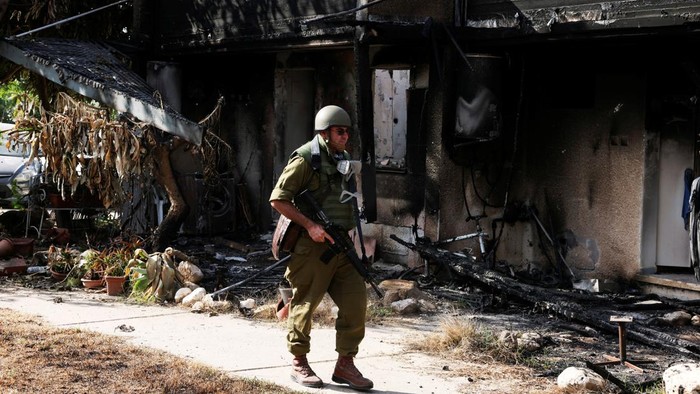 Wilayah Kibbutz Kfar Aza Israel Hancur Dibombardir Hamas An Israeli soldier walks past the remains of a burnt house, following a deadly infiltration by Hamas gunmen from the Gaza Strip, in Kibbutz Kfar Aza in southern Israel, October 15, 2023. REUTERS/Ronen Zvulun