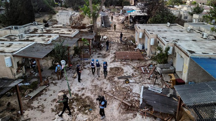 Wilayah Kibbutz Kfar Aza Israel Hancur Dibombardir Hamas An aerial view shows members of the media during a visit to Kibbutz Kfar Aza, in the aftermath of a deadly attack by Hamas gunmen from the Gaza Strip, in southern Israel, October 15, 2023. REUTERS/Ilan Rosenberg