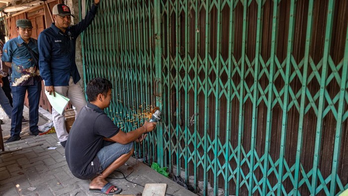 Petugas kepolisian berjaga di kawasan pertokoan menjelang eksekusi oleh Pengadilan Negeri Semarang di Pertokoan Central Jurnatan Semarang, Jalan Agus Salim, Kota Semarang, Jawa Tengah, Rabu (18/10/2023).  Pengadilan Negeri Semarang mengeksekusi pengosongan terhadap 40 ruko yang berada di atas tanah milik KAI seluas 3.060 meter persegi berdasarkan adanya tiga putusan perkara berkekuatan hukum tetap yang diajukan PT Kereta Api Indonesia (Persero). ANTARA FOTO/Aji Styawan/nym.