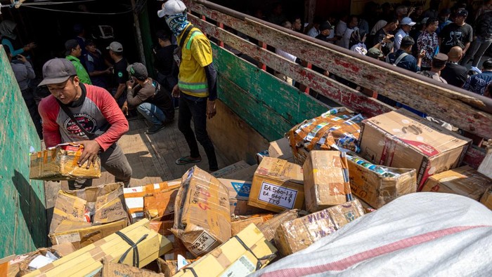 Petugas kepolisian berjaga di kawasan pertokoan menjelang eksekusi oleh Pengadilan Negeri Semarang di Pertokoan Central Jurnatan Semarang, Jalan Agus Salim, Kota Semarang, Jawa Tengah, Rabu (18/10/2023).  Pengadilan Negeri Semarang mengeksekusi pengosongan terhadap 40 ruko yang berada di atas tanah milik KAI seluas 3.060 meter persegi berdasarkan adanya tiga putusan perkara berkekuatan hukum tetap yang diajukan PT Kereta Api Indonesia (Persero). ANTARA FOTO/Aji Styawan/nym.