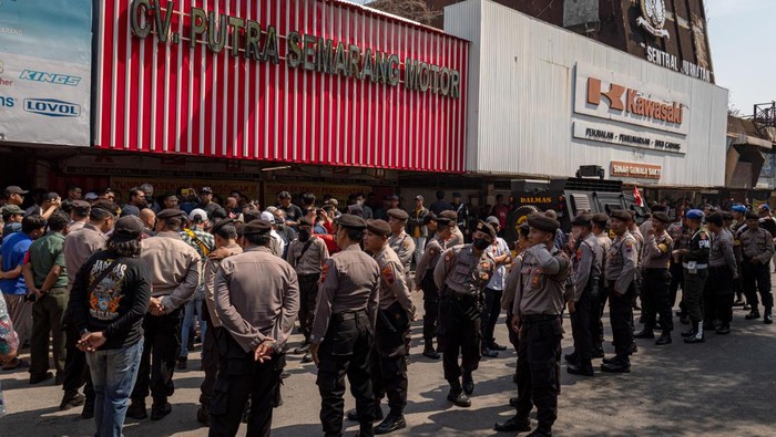 40 Ruko Eks Stasiun Jurnatan Dieksekusi, Begini Potretnya Petugas kepolisian berjaga di kawasan pertokoan menjelang eksekusi oleh Pengadilan Negeri Semarang di Pertokoan Central Jurnatan Semarang, Jalan Agus Salim, Kota Semarang, Jawa Tengah, Rabu (18/10/2023). Pengadilan Negeri Semarang mengeksekusi pengosongan terhadap 40 ruko yang berada di atas tanah milik KAI seluas 3.060 meter persegi berdasarkan adanya tiga putusan perkara berkekuatan hukum tetap yang diajukan PT Kereta Api Indonesia (Persero). ANTARA FOTO/Aji Styawan/nym.