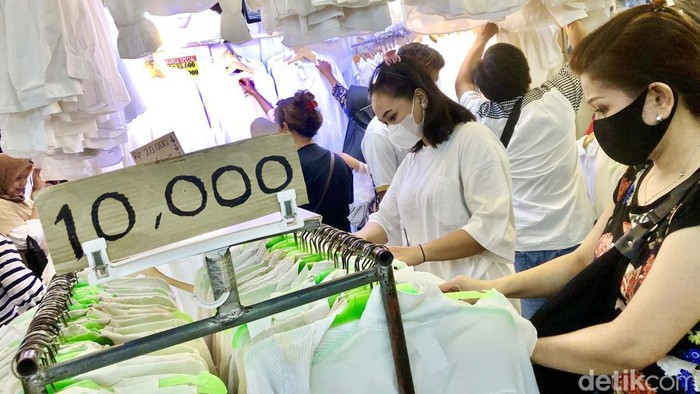 Pasar Senen menjadi pusat penjualan baju bekas di Jakarta. Pasar thrift itu tak terpengaruh ada atau tidaknya TikTok Shop.
