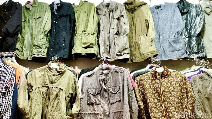 Ada Tidaknya TikTok Shop, Pasar Thrift Senen Tetap Ramai Pasar Senen menjadi pusat penjualan baju bekas di Jakarta. Pasar thrift itu tak terpengaruh ada atau tidaknya TikTok Shop.
