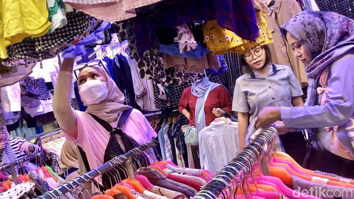 Pasar Senen menjadi pusat penjualan baju bekas di Jakarta. Pasar thrift itu tak terpengaruh ada atau tidaknya TikTok Shop.