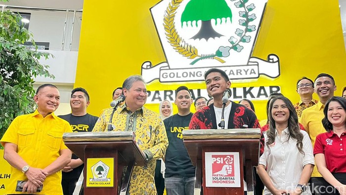 Airlangga Hartarto dan Kaesang Pangarep saat konferensi pers usai pertemuan di DPP Golkar, Slipi, Jakarta Barat