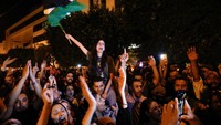 Warga Tunisia juga menggeruduk Kedubes Prancis di Tunis memprotes aksi kejam Israel tersebut. REUTERS/Zoubeir Souissi. 