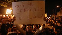 Warga membawa poster stop the genocide in Gaza dalam aksi di Beirut, Lebanon. REUTERS/Zohra Bensemra. 