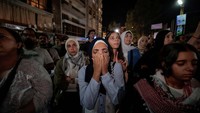 Warga Lebanon tampak menangis mengingat peristiwa yang dialami warga Gaza. REUTERS/Zohra Bensemra. 