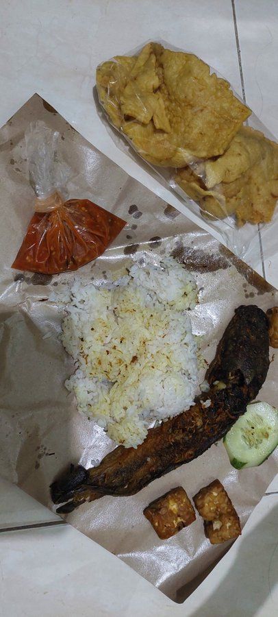 Anak Kos Ini Makan Mie Instan Pakai Salmon Malah Kena Nyinyir Netizen