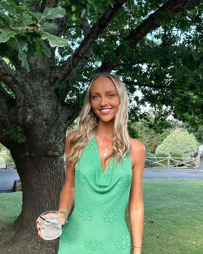 Annie Knight diam-diam juga memiliki akun OnlyFans yang akhirnya terbongkar. Foto: dok. Instagram/@ anniekknight