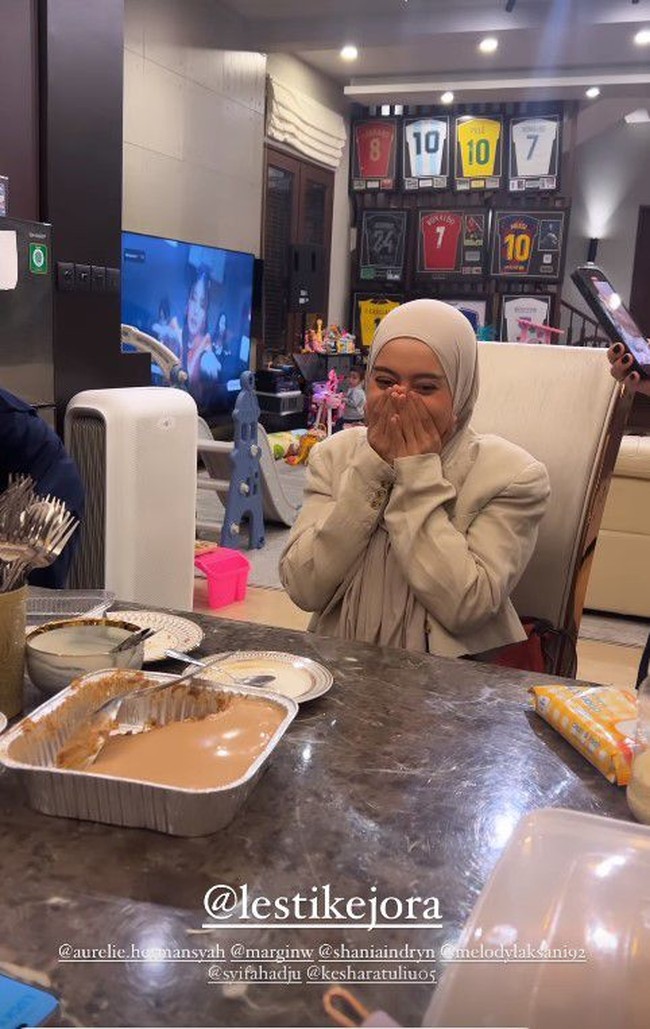 Di arisan kali ini Lesti Kejora yang menjadi pemenangnya. Terlihat Lesti yang terkejut sekaligus bahagia mengetahui namanya yang keluar sebagai pemenang. Foto: Instagram