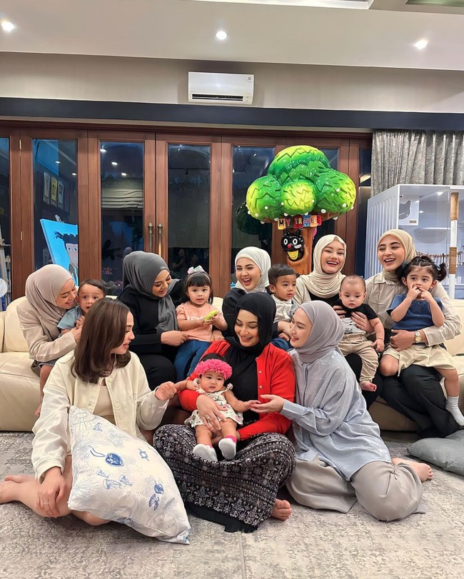 Acara arisan sekaligus momen kumpul bocil itu pun jadi tampak semakin seru. Tampak Lesti Kejora, Aurel Hermansyah, Kesha Ratuliu, Dinda Hauw, Margin Wieeherm, dan Shania Indriani yang berpose bersama sambil memangku anak-anak mereka. Sementara Syifa Hadju dan Melody Laksani yang belum memiliki anak tetap hadir dan ikut berpose bersama. Foto: Instagram