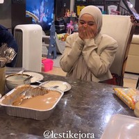 Di arisan kali ini Lesti Kejora yang menjadi pemenangnya. Terlihat Lesti yang terkejut sekaligus bahagia mengetahui namanya yang keluar sebagai pemenang. Foto: Instagram