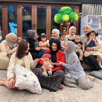 Acara arisan sekaligus momen kumpul bocil itu pun jadi tampak semakin seru. Tampak Lesti Kejora, Aurel Hermansyah, Kesha Ratuliu, Dinda Hauw, Margin Wieeherm, dan Shania Indriani yang berpose bersama sambil memangku anak-anak mereka. Sementara Syifa Hadju dan Melody Laksani yang belum memiliki anak tetap hadir dan ikut berpose bersama. Foto: Instagram