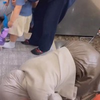 Bahkan saking girangnya Lesti sampai sujud syukur. Momen tersebut pun diabadikan oleh para anggota Mamayu yang hadir. Foto: Instagram