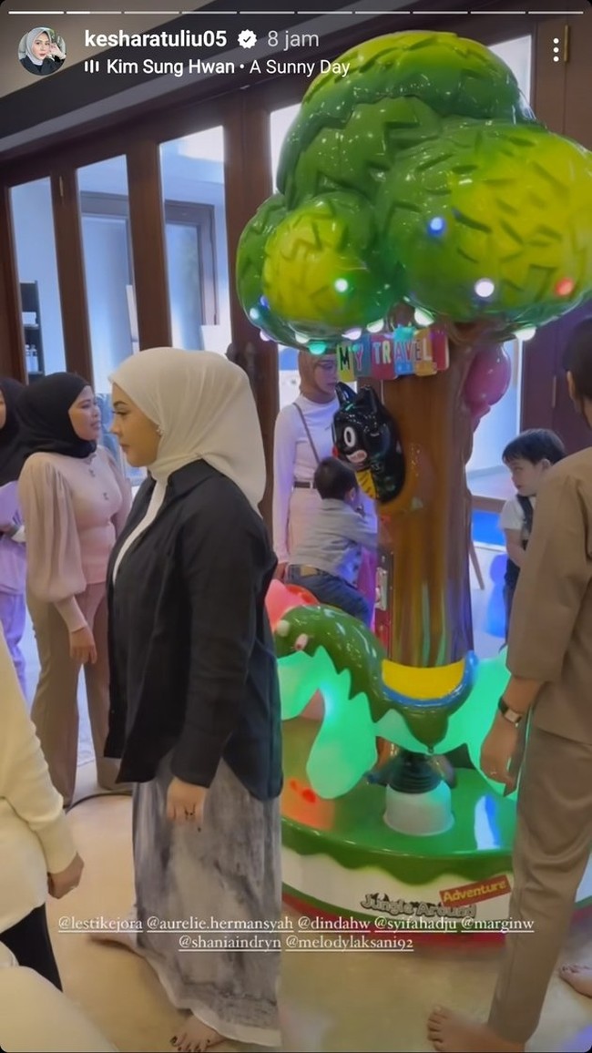 Suasana di rumah Aurel Hermansyah mendadak juga berubah seperti taman bermain yang dipenuhi oleh anak-anak. Masya Allah... Arisan sambil kumpul bocilll, tulis Aurel di keterangan unggahannya. Foto: Instagram