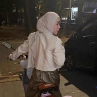 Ketika hendak pulang, Lesti tampak kembali mencuri perhatian. Pasalnya ia terlihat mengendarai sepeda listrik sambil membawa putranya. Hal itu dikarenakan jarak rumah Lesti dan Aurel berdekatan. Foto: Instagram