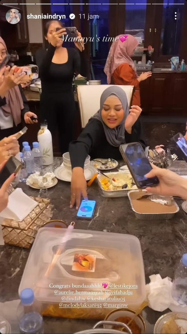 Momen arisan geng Mamayu tampak begitu seru, terutama di saat pengundian pemenang. Para anggota tampak begitu anatusias mengabadikan momen pengundian tersebut. Foto: Instagram