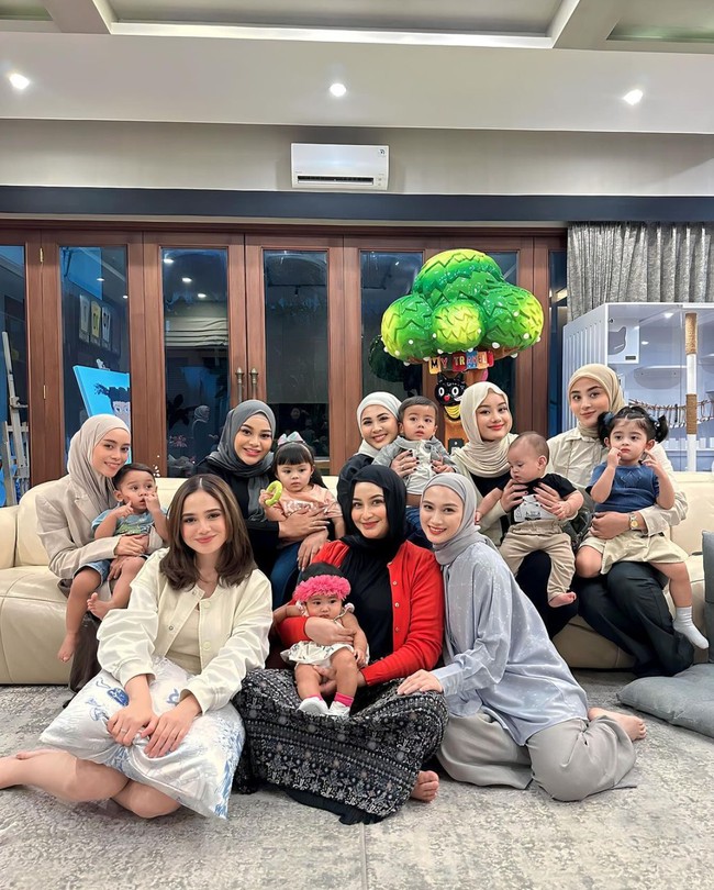 Melalui akun Instagramnya Aurel membagikan keseruan arisan geng Mamayu di rumahnya. Kali ini para anggotanya tampak membawa anak-anak mereka yang masih kecil. Pesona mahmud dari para anggota geng Mamayu pun begitu terpancar. Foto: Instagram