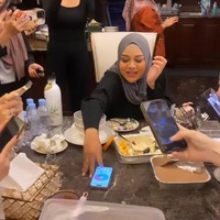 Momen arisan geng Mamayu tampak begitu seru, terutama di saat pengundian pemenang. Para anggota tampak begitu anatusias mengabadikan momen pengundian tersebut. Foto: Instagram