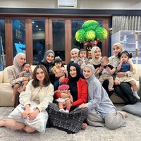 Melalui akun Instagramnya Aurel membagikan keseruan arisan geng Mamayu di rumahnya. Kali ini para anggotanya tampak membawa anak-anak mereka yang masih kecil. Pesona mahmud dari para anggota geng Mamayu pun begitu terpancar. Foto: Instagram