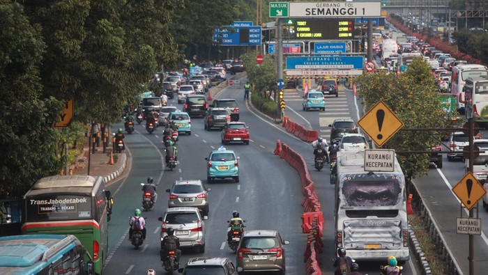 Sejumlah kendaraan bermotor melintas di Jalan Gatot Subroto, Jakarta, Selasa (17/10/2023). Pemprov DKI Jakarta mengkaji usulan Kapolri Jenderal Listyo Sigit Prabowo terkait penerapan kebijakan ganjil genap bagi kendaraan roda dua di beberapa ruas jalan guna memperbaiki kualitas udara di Jakarta. ANTARA FOTO/Reno Esnir/tom.