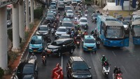 Sejumlah kendaraan bermotor melintas di Jalan Gatot Subroto, Jakarta, Selasa (17/10/2023). ANTARA FOTO/Reno Esnir  