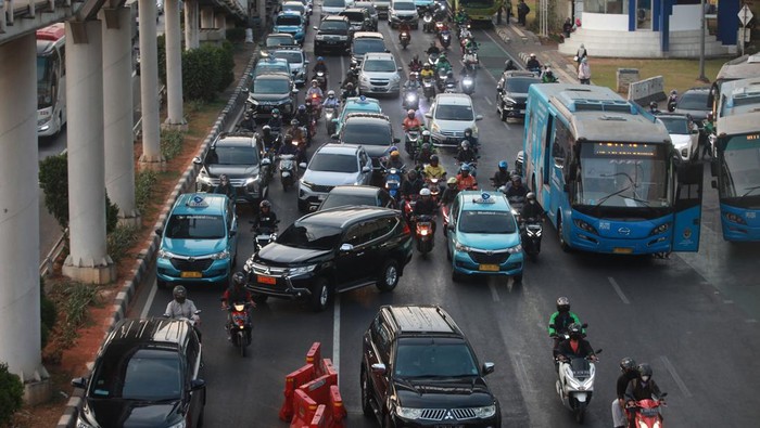 Bakal Ada Ganji-genap untuk Motor di Jakarta? Sejumlah kendaraan bermotor melintas di Jalan Gatot Subroto, Jakarta, Selasa (17/10/2023). Pemprov DKI Jakarta mengkaji usulan Kapolri Jenderal Listyo Sigit Prabowo terkait penerapan kebijakan ganjil genap bagi kendaraan roda dua di beberapa ruas jalan guna memperbaiki kualitas udara di Jakarta. ANTARA FOTO/Reno Esnir/tom.