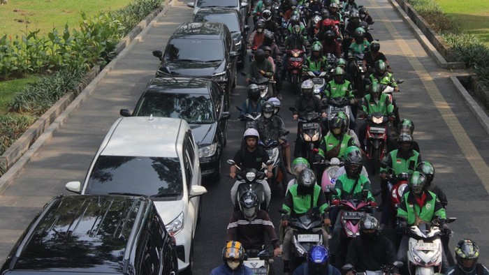 Sejumlah kendaraan yang didominasi sepeda motor terjebak macet di Terowongan Semanggi, Jakarta, Rabu (11/10/2023). Pemprov DKI Jakarta mengkaji usulan Kapolri Jenderal Listyo Sigit Prabowo terkait penerapan kebijakan ganjil genap bagi kendaraan roda dua di beberapa ruas jalan guna memperbaiki kualitas udara di Jakarta. ANTARA FOTO/Suci Nurhaliza/sgd/nz