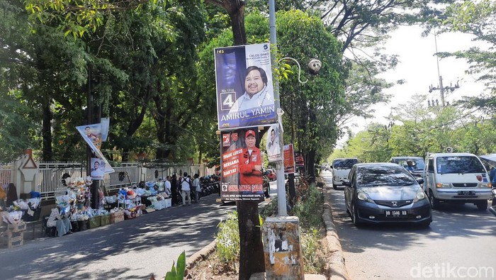 Baliho atau spanduk caleg di Makassar.