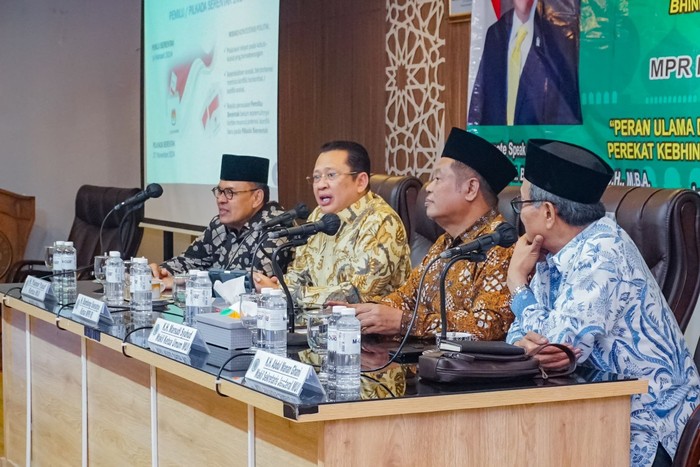 Ketua MPR RI Bambang Soesatyo (Bamsoet) mengajak para tokoh agama untuk mentransformasikan nilai-nilai keagamaan dalam kerangka membangun semangat kebersamaan di tengah suhu politik yang menghangat jelang pemilu