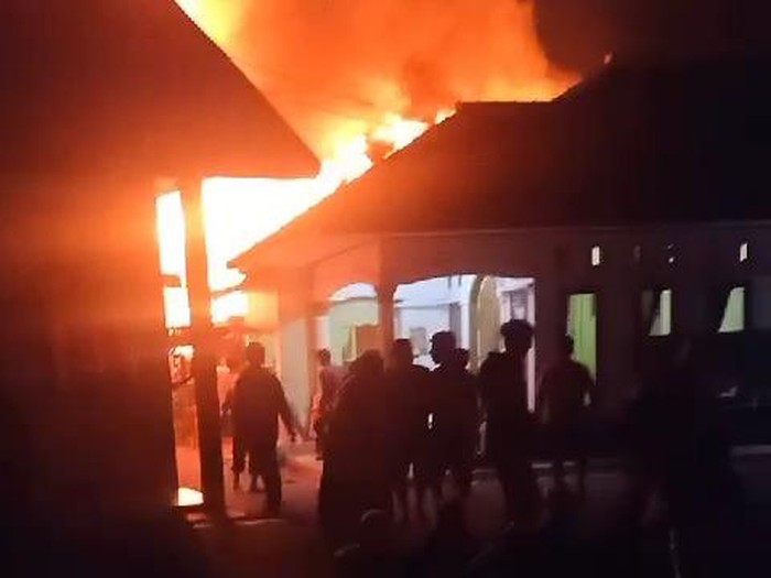 Bangunan asrama santriwati di pondok pesantren di Kecamatan Pasirkuda, Cianjur, ludes terbakar. Diduga kebakaran tersebut dipicu api dari tungku masak. (dok Istimewa)
