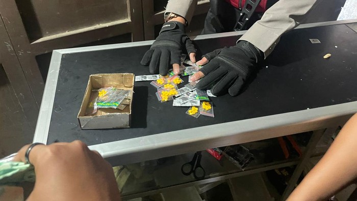 Barang bukti obat terlarang yang disita polisi di Cimahi.